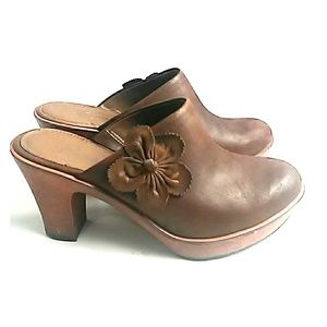 B Makowsky clogs Size 8.5 Dark Brown